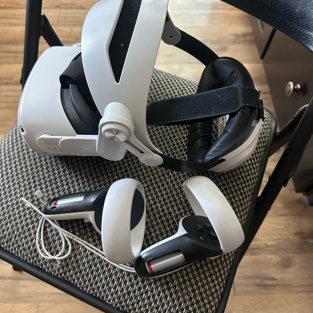 Meta Quest 2 VR Headset with back up battery and Controllers - White and Black